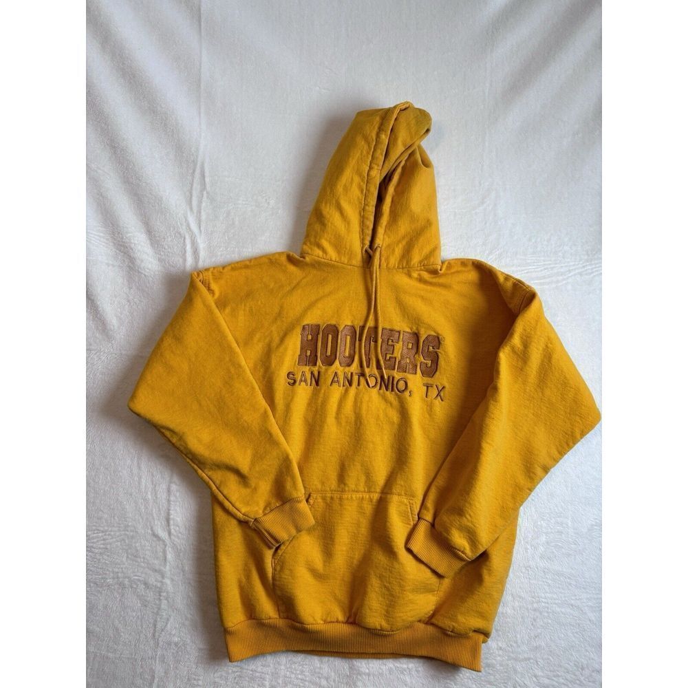 VTG 90's Hooters San‎ Antonio Texas Yellow Pullover Long Sleeve Hoodie Mens M *